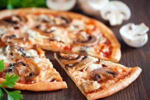 пицца с грибами и сыром
