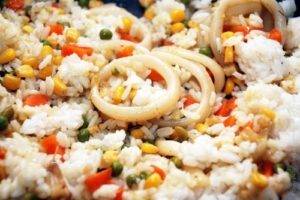 рис с овощами и кальмарами