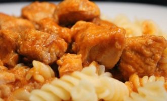 гуляш из свинины с морковью и луком