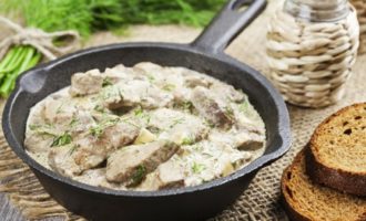 печень тушеная в сливках