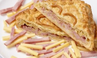 слоенный пирог с сыром и ветчиной