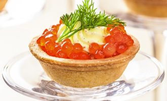 тарталетки с сыром и красной икрой