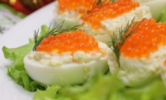 яйца фаршированные рыбой с икрой (2)