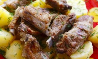 тушеная картошка со свиными ребрышками