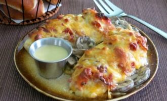 Куриные грудки, запеченные с грибами и сыром