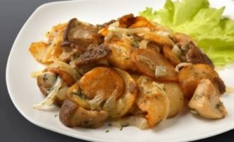 с луком и грибами жареный картофель