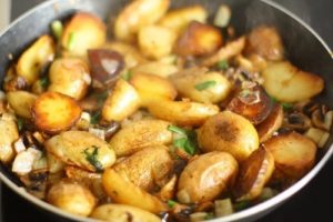 жареный картофель с луком и грибами