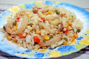 рис с кальмарами и овощами