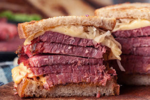 Сэндвич с мясом и квашенной капустой Рубена
