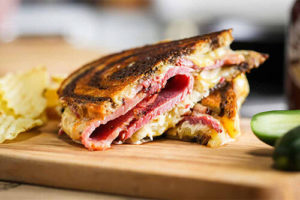 Сырный сэндвич с мясом Рубена